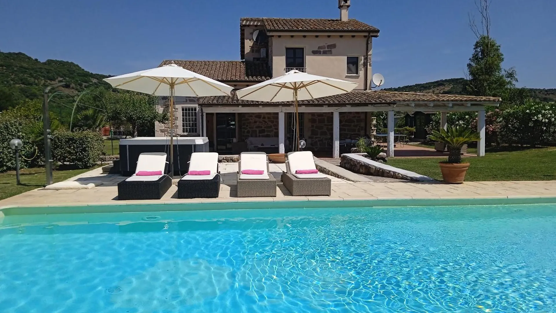 Villa In Campagna Con Piscina Privata Uri